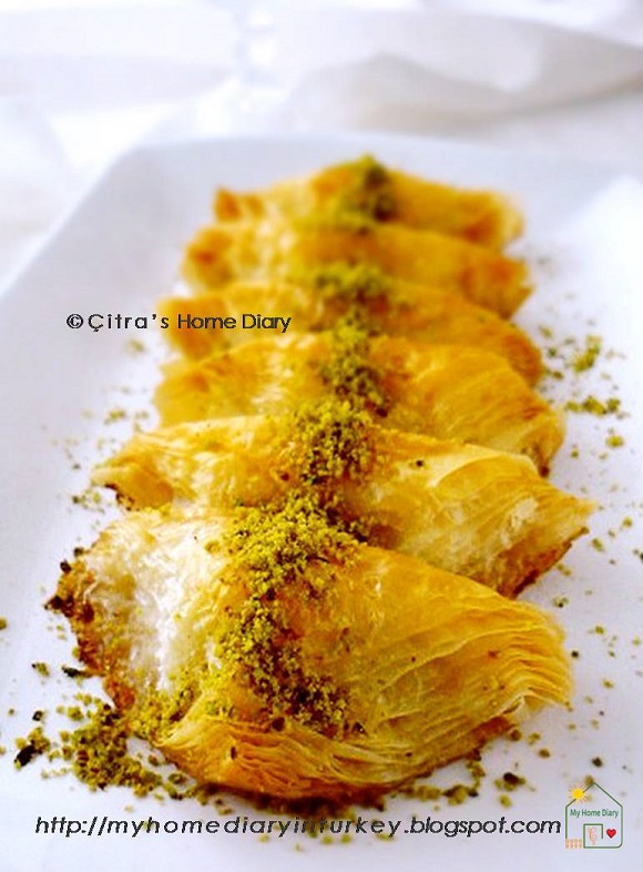 Şöbiyet Tatlısı / Turkish Sobiyet Baklava Recipe. #Turkishfood #baklava #sweets #phyllo #sobiyetbaklava #baklavarecipe #resepbaklava #turkishdessert #turkishsweet #baklavafoodphotography