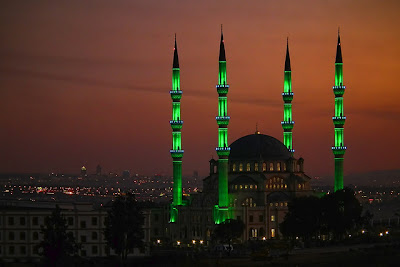 masjid-nizamiye-afrika-selatan-pada-malam-hari-darussalam-oku-selatan