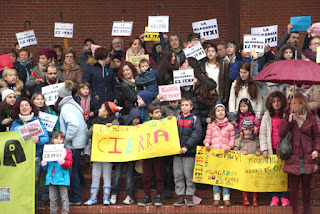 Medio millar de manifestantes protesta por el posible cierre del colegio La Milagrosa