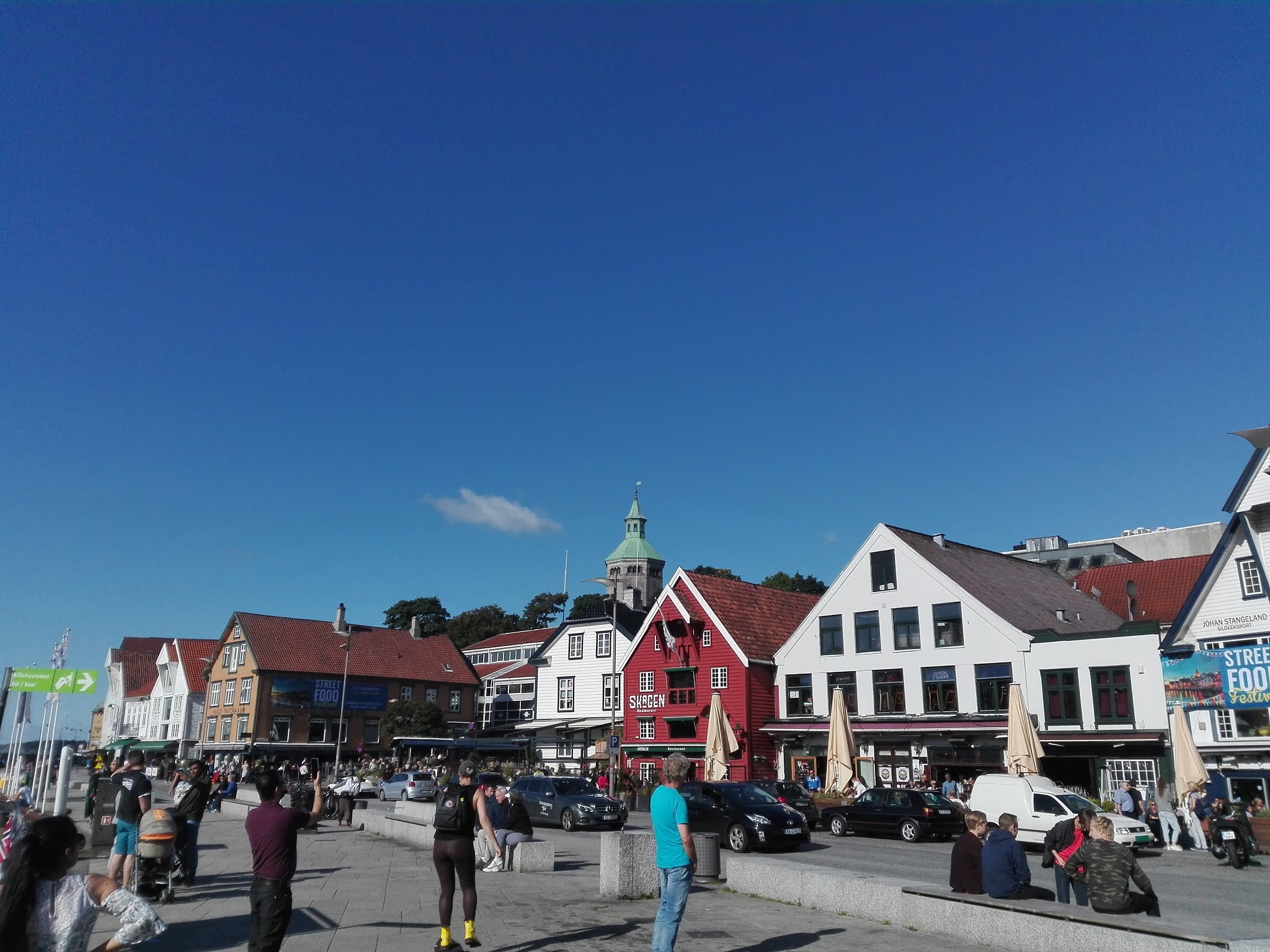 Almacenes convertidos en bares y restaurantes en el Puerto de Stavanger (@mibaulviajero)