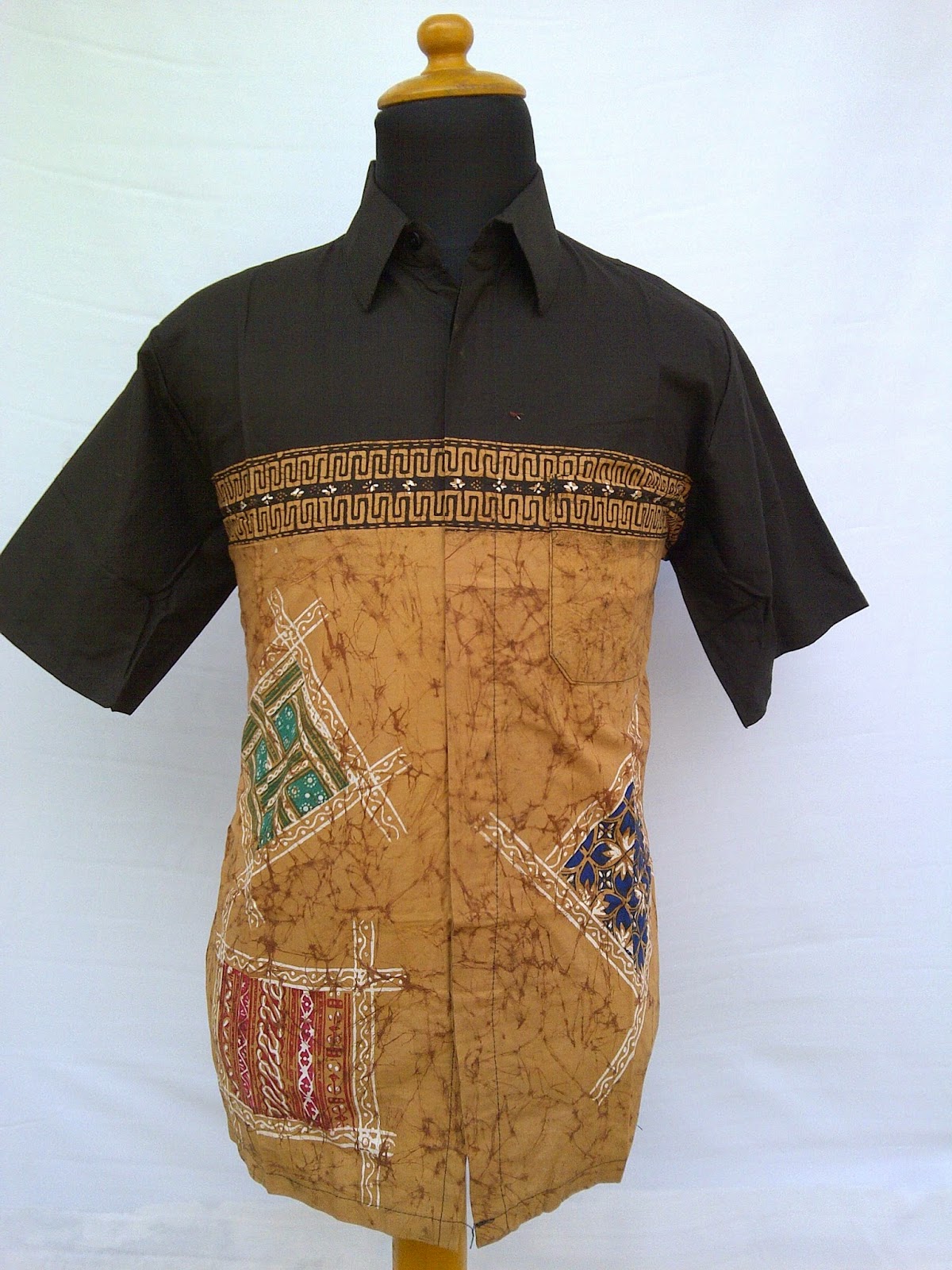  Model  baju  batik  pria dengan  kombinasi  kain polos 