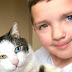 GAROTO SOFRE BULLYING POR SUA APARÊNCIA E ADOTA GATO COM A MESMA CONDIÇÃO
