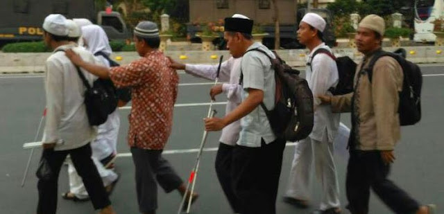 Subhanallah, Foto-foto Aksi 212 Ini Sangat Mengharukan Dan Menggetarkan Hati, Lihat Disini