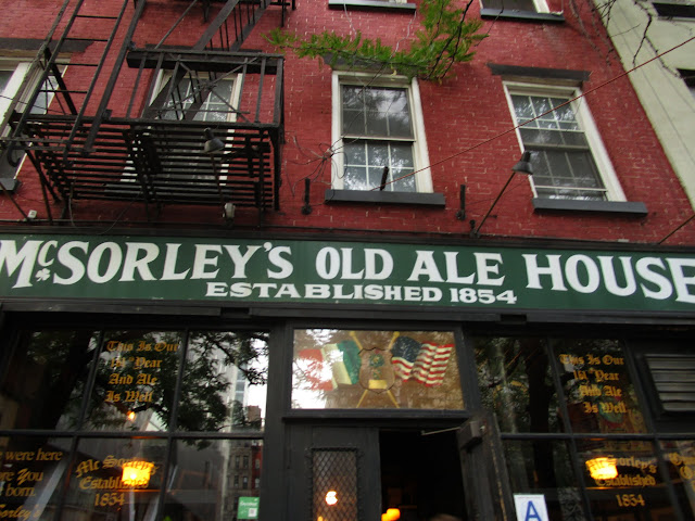 Самый старый ирландский паб Нью-Йорка - McSorley's Old Ale House.