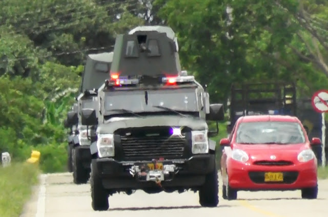 Vehículos Sand Cat del Ejército de Colombia patrullando las vías de Arauca.