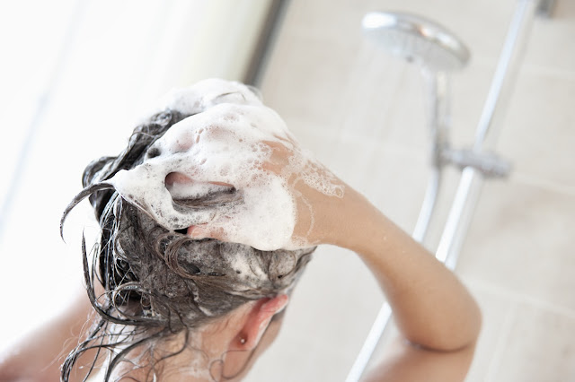 mycie włosów szamponem dla dzieci