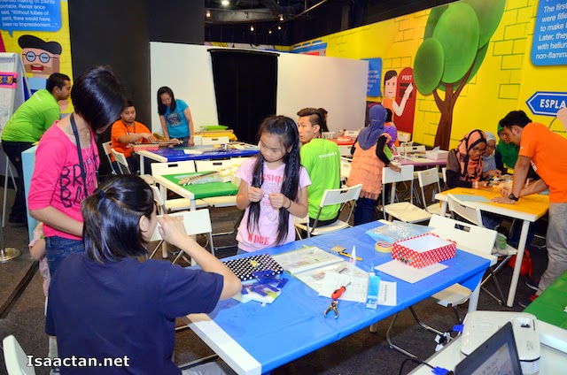 One of the very interesting workshop held during the Petrosains Science Festival 2014, Make Your Own Box-E-LeLe