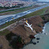 Avião derrapa na aterrissagem e cai em barranco na Turquia