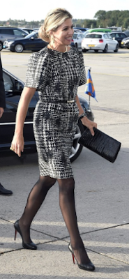 Robe Natan / escarpins Christian Louboutin / pochette Carlend Copenhagen