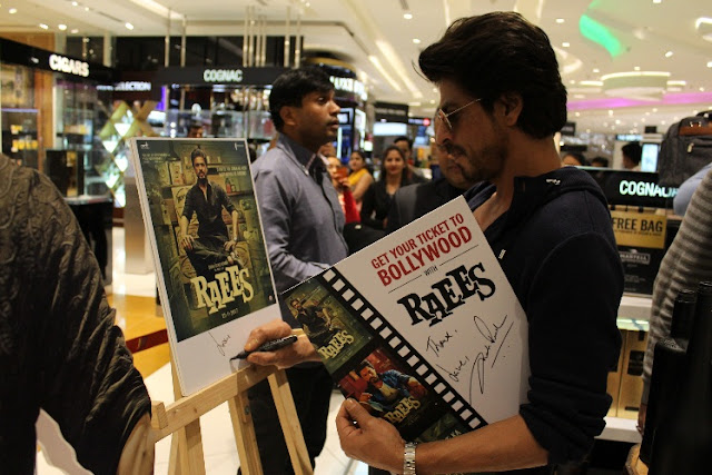 Shah Rukh Khan meets Raees at the Mumbai Duty Free Store
