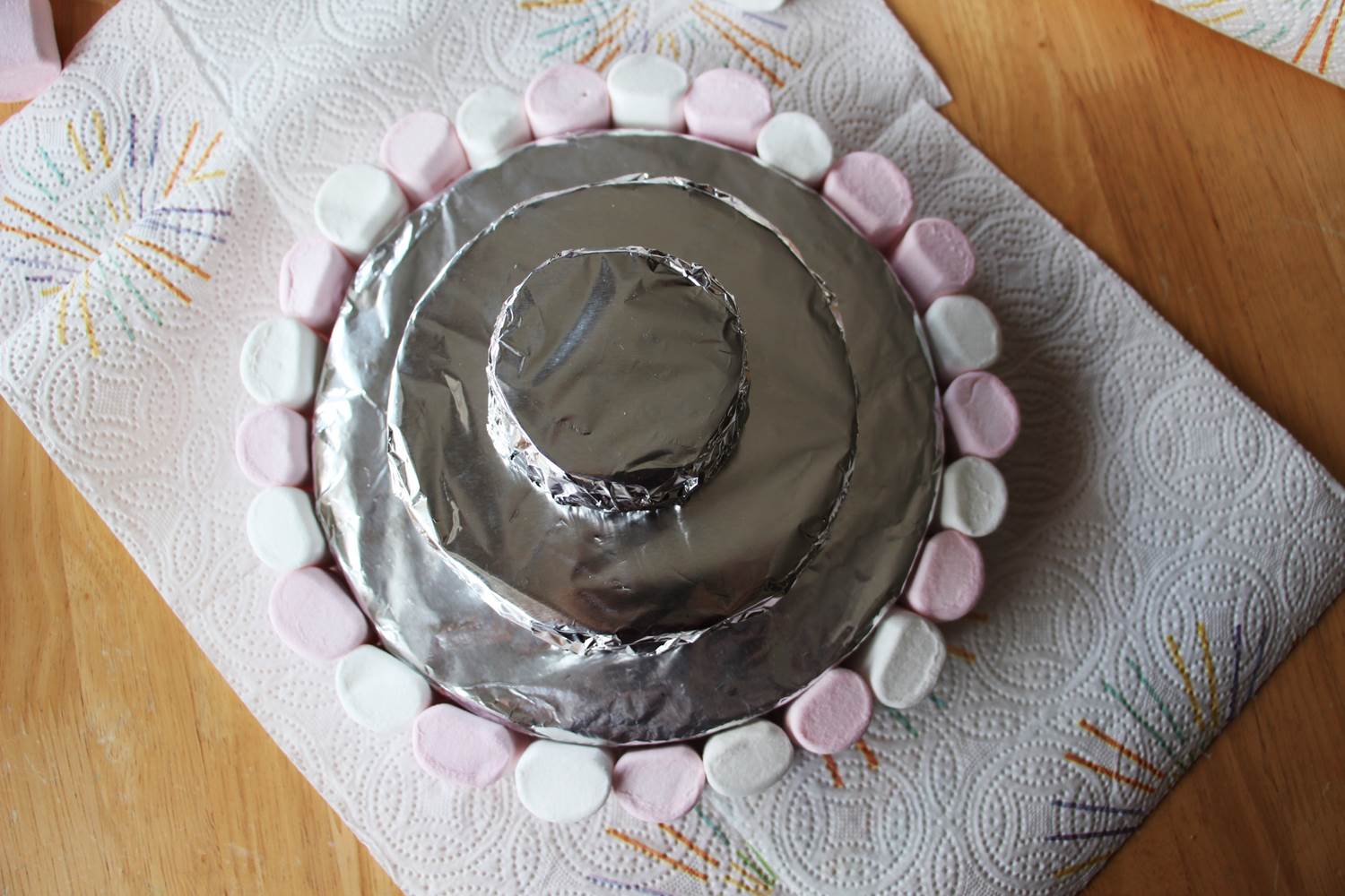 Flo En Cuisine Construire Un Gateau De Bonbons Avec Ce Qu On A Sous La Main