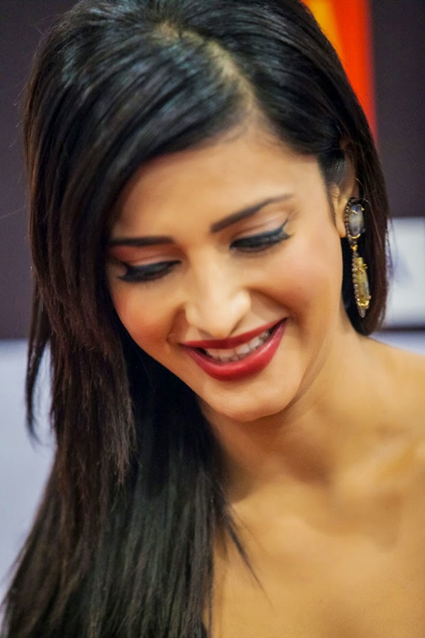 Actress Celebrities Photos Shruti Haasan Spicy Photos At Sima Awards