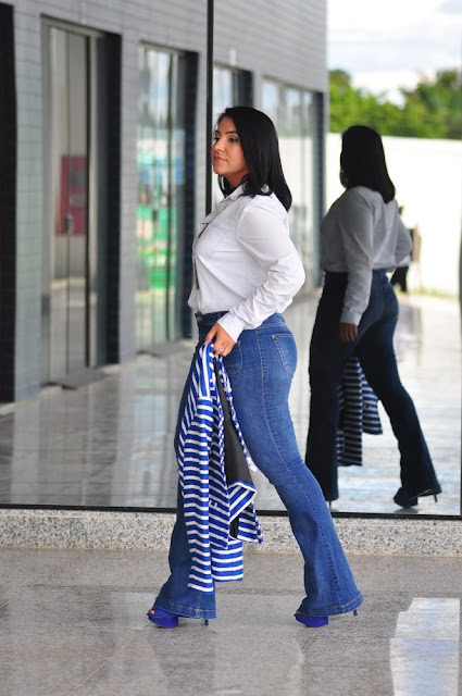 Para usar no trabalho: Camisa Jeans+ Calça Flare Jeans+ Casaco de listras