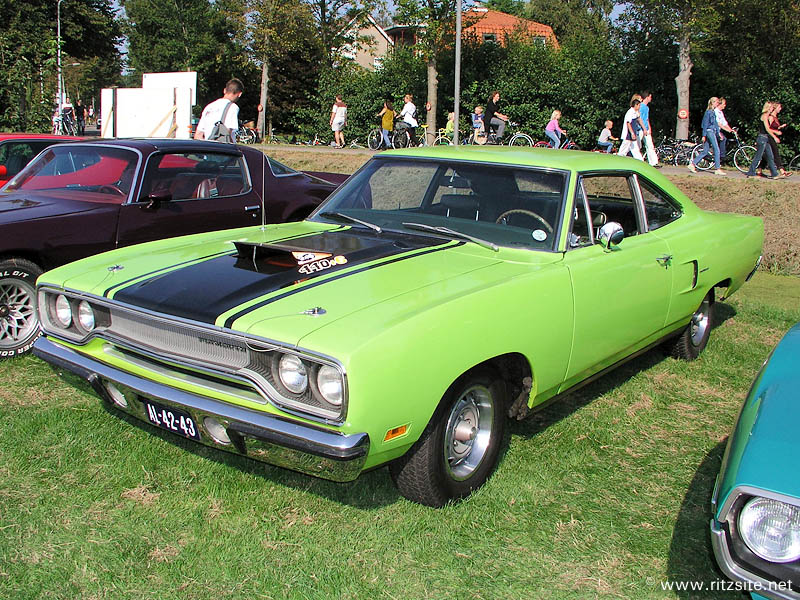 Classic Car Information: 1970 Road Runner-The Real Muscle Car in 1970