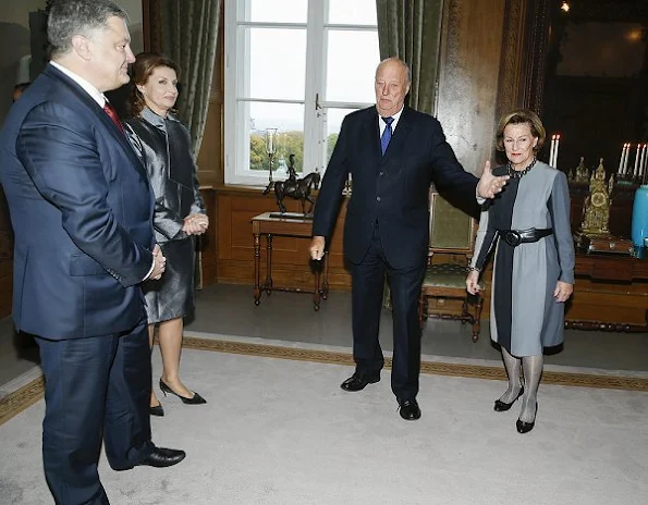King Harald and Queen Sonja hosted Petro Poroshenko, President of Ukraine and his wife Maryna Poroshenko, style royal fashions wore dress jewellry, Prada Bags