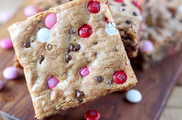 M&M's Valentine's Day Cookie Bars #cookies #desserts