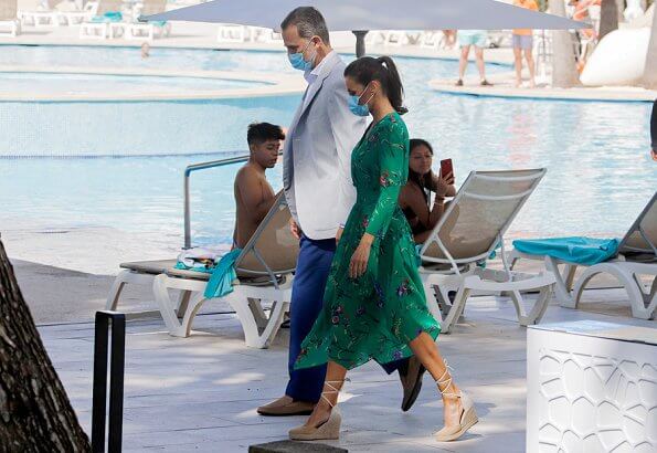 Queen Letizia wore a floral print dress by Maje, and a suede shoes Mint and Rose. Cristina Hotel and Riu Concordia Hotel in Palma