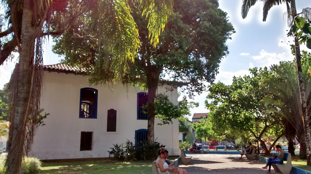 Praça central de Itanhaém: turismo histórico e ecológico