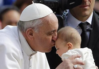 Papa Francisco (Jorge Mario Bergoglio) besando a un bebé Papa Francisco dando un beso a un bebé