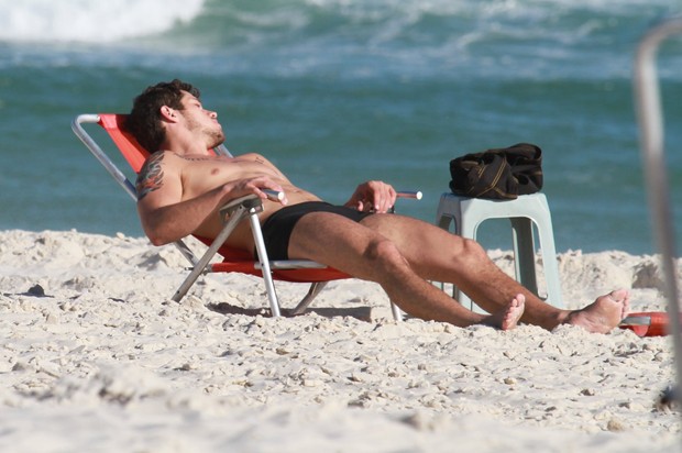 Deitado em uma cadeira de praia, o ator relaxou