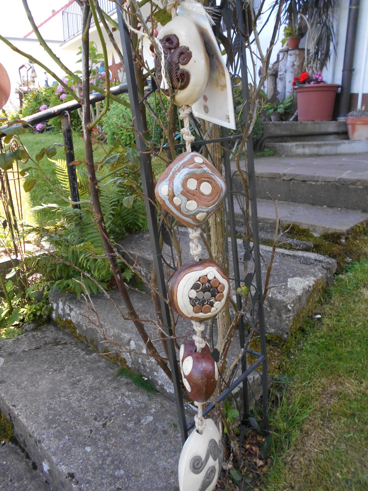 Ländliches Gartenglück by LandhausKeramik Wieser Gartenzeit (3) bei