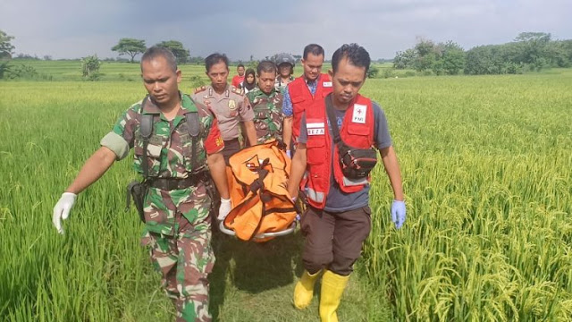 Babinsa Kroyo Bantu Evakuasi Penemuan Mayat Tanpa Identitas Di Persawahan Kampung Kalibening Babinsa Kroyo Bantu Evakuasi Penemuan Mayat Tanpa Identitas Di Persawahan Kampung Kalibening