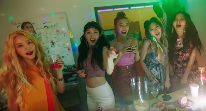 Shall we start?: [MUSIC VIDEO Red Velvet - Red Flavor (2017)