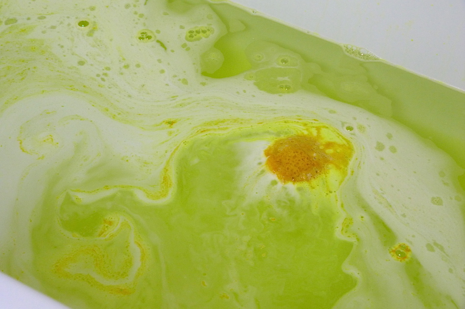 an image of Lush Yog Nog bath bomb review