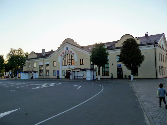 Лунинец. Привокзальная площадь. Железнодорожный вокзал. 1959 г. Лунинец. Привокзальная площадь. Железнодорожный вокзал. 1959 г.