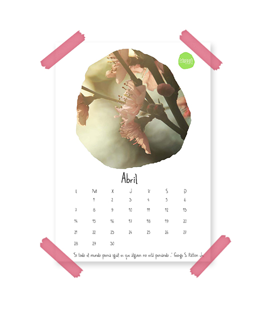 Imagen del calendario de abril de 2014 de Esturirafi. Calendario con fotografía de unas flores rosas colocado sobre un fondo blanco y pegado con washi tape rosa