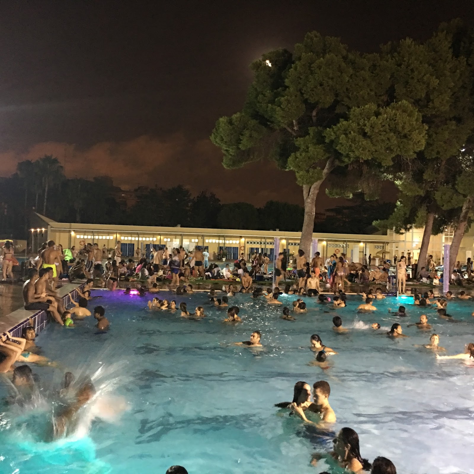 Costa De Valencia Escuela De Espanol Spanish Language School Spanisch Sprachschule An Evening In Valencia Or Rather Hawaii