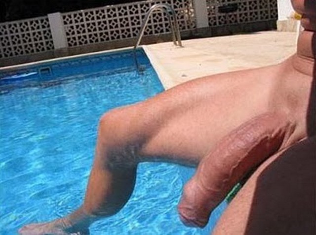 Moreno big dotado tomando sol na piscina