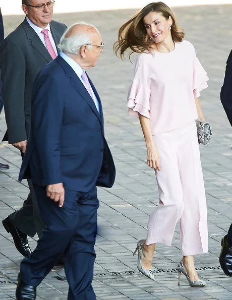 Queen Letizia wore ZARA blouse and trousers. We saw the same blouse on Crown Princess Victoria during her visit to Swedish Disability Federation