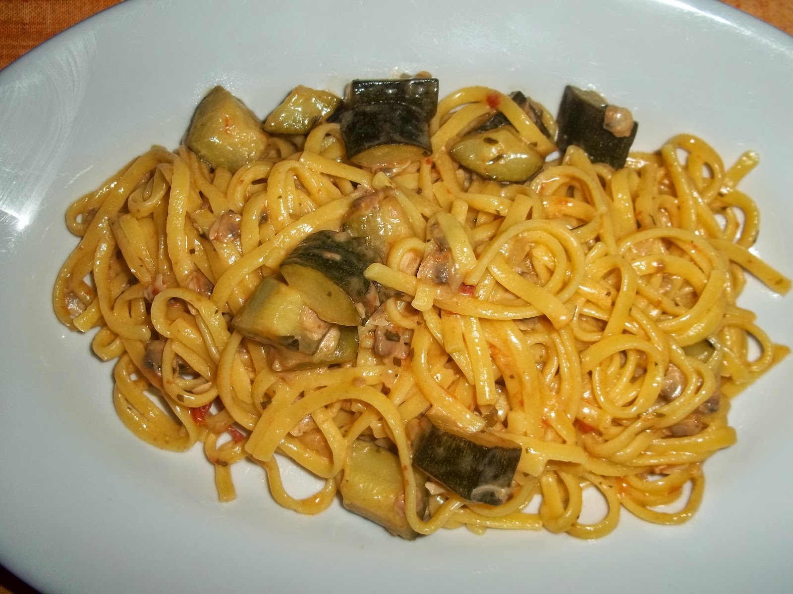 spaghetti panarese con vongole e zucchine 