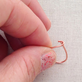 Free jewelry making tutorial on how to make a heart shaped wire frame that you can use to add beads with wire or thread.  Lisa Yang's Jewelry Blog