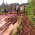 Vídeo: Revoltados com lamaçal, moradores fizeram protesto abrindo uma vala na entrada da Cidade Nova em Rosário