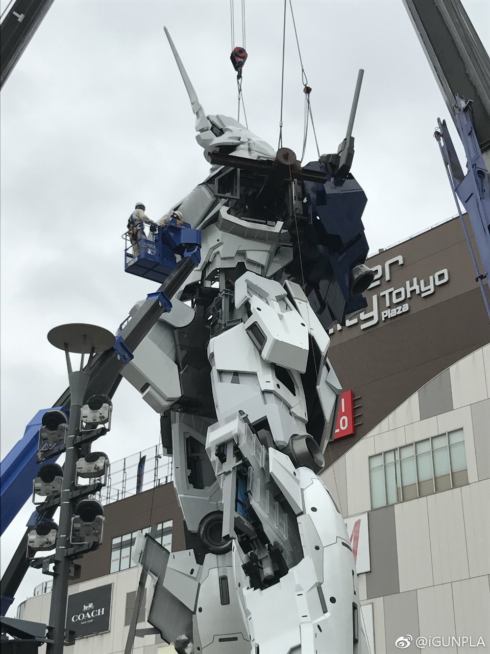 Lifesize Unicorn Gundam's Progress Continues
