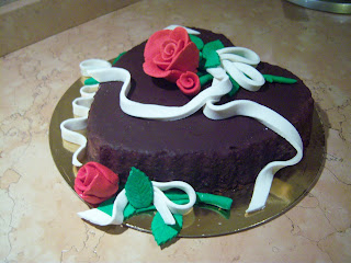 torta cuore nero con rosa e nastro