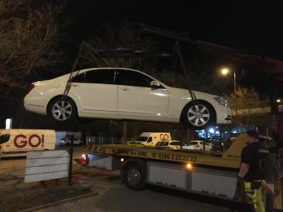 Taxi München ADAC Kühler Taxi von der Ladebrücke mit Kran vom ADAC LKW abgeladen