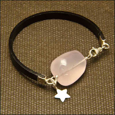 Pulsera de cuero con cuarzo rosa y colgante de estrella de plata. Joyería Artesanal Personalizada