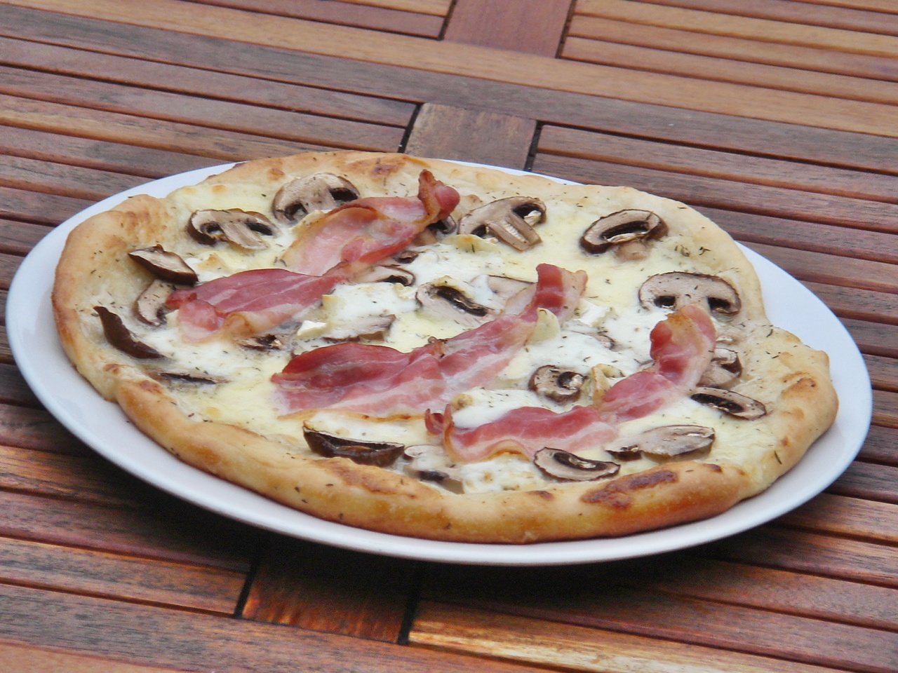 Nem vagyok mesterszakács: Gombás pizza szalonnával, kétféle sajttal ...