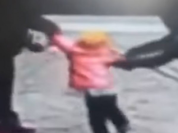 (VIDEO): Hombre lucha contra sujeto que intenta robarse a su hija