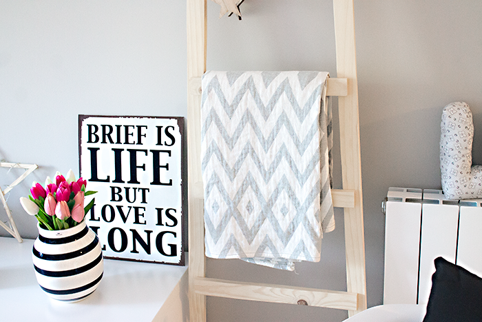 Jarrón, lámina y escalera decoración estilo nórdico