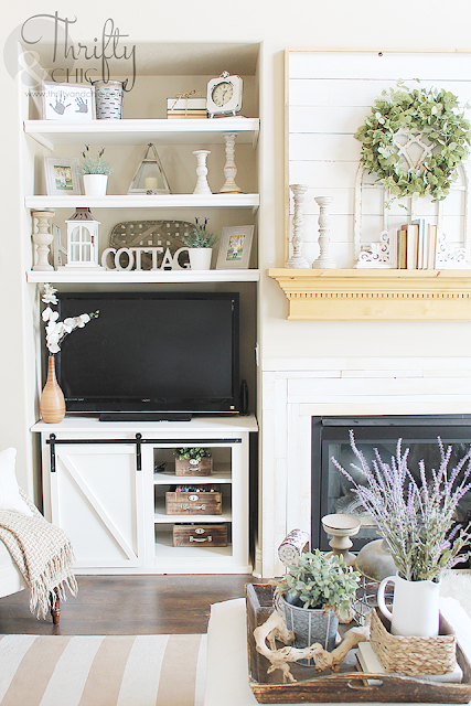 Farmhouse style living room decor and decorating ideas. Cottage style living room inspiration. Fixer upper style living room