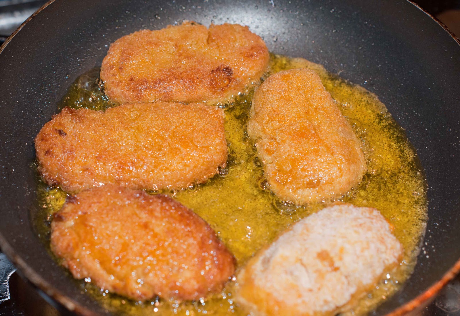 Котлета в тесте. Котлеты из кальмара. Можно ли жарить на сливочном масле котлеты. Как вкусно пожарить котлеты на сковороде. Рыбные котлеты с макаронами.