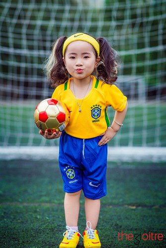 Co be San San dang yeu trong trang phuc cau thu Brazil - Anh 3