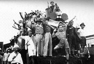 Sejarah Indonesia Sejarah Indonesia 1945—1949 dimulai dengan masuknya Sekutu diboncengi oleh Belanda( NICA) ke berbagai wilayah Indonesia setelah kekalahan Jepang, dan diakhiri dengan penyerahan kedaulatan kepada Indonesiapada tanggal 27 Desember 1949. Terdapat banyak sekali peristiwa sejarah pada masa itu, pergantian berbagai posisi kabinet, Aksi Polisioniloleh Belanda, berbagai perundingan, dan peristiwa peristiwa sejarah lainnya. 1945 Kembalinya Belanda bersama Sekutu Latar belakang terjadinya kemerdekaan Sesuai dengan perjanjian Winapada tahun 1942, negara- negara sekutu bersepakat untuk mengembalikan wilayah-wilayah yang kini diduduki Jepang pada pemilik koloninya masing-masing bila Jepang berhasil diusir dari daerah pendudukannya. Menjelang akhir perang, tahun 1945, sebagian wilayah Indonesiatelah dikuasai oleh tentara sekutu. Satuan tentara Australiatelah mendaratkan pasukannya di Makasardan Banjarmasin, sedangkan Balikpapantelah diduduki oleh Australiasebelum Jepang menyatakan menyerah kalah. Sementara Pulau Morotaidan Irian Baratbersama-sama dikuasai oleh satuan tentara Australiadan Amerika Serikatdi bawah pimpinan Jenderal Douglas MacArthur, Panglima Komando Kawasan Asia Barat Daya (South West Pacific Area Command/SWPAC). Setelah perang usai, tentara Australia bertanggung jawab terhadap Kalimantandan Indonesia bagian Timur, Amerika Serikatmenguasai Filipinadan tentara Inggrisdalam bentuk komandoSEAC(South East Asia Command) bertanggung jawab atas India, Burma, Srilanka, Malaya, Sumatra, Jawadan Indocina. SEAC dengan panglima Lord Mountbattensebagai Komando Tertinggi Sekutu di Asia Tenggara