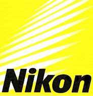 Uso una  cámara negra llamada Nikon