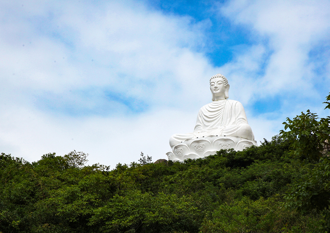 Bạn chưa từng trải nghiệm bao giờ cảm giác bị lấn át bởi sự trang nghiêm, huyền bí của tượng Phật ngồi lớn nhất Đông Nam Á. Với chiều cao 100m, tượng Phật thật lớn lao và linh thiêng. Điểm tâm linh này chắc chắn sẽ đem đến những cảm giác tuyệt vời cho bạn. Hãy đến và trải nghiệm chứng kiến sự vĩ đại của tượng Phật ngồi lớn nhất Đông Nam Á.