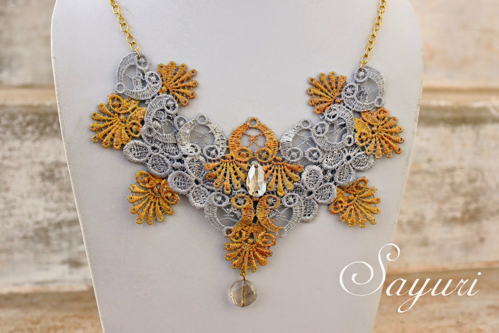 http://www.jewelsofsayuri.com/2014/08/metallic-lace-necklace-diy.html